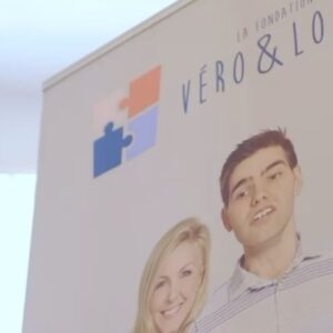 Vincent Julien Instagram - Je porte le molleton DIFFÉRENT COMME TOI au profit de la @fondationverolouis Voir le lien dans leur bio pour vous en procurer un et participer à cette mission qui permet créer des milieux de vie pour
des personnes autistes de 21 ans et plus. Découvrez aussi la collection Différent comme toi disponible à @aubainerie (taille du chandail sur l’image L) 
#differentcommetoi 
#fondationveroetlouis 
#aubainerie