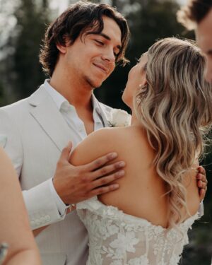 Vincent Julien Instagram - Mr. & Mrs. Cloutier l 09.09.2023

📸: @dominicsauvageauphotographe 

Remerciements particulier à @hoteldudomaine pour leur accueil chaleureux. 

Un merci spécial aussi à : 
Organisatrice de mariage: @vickyfortin @c.r.e.a.t.i.o.n.v 
Styliste :  @boutique_ernest 
Ciel étoilé : @dekorrt
vidéoclip : @_laclic_ 
Fleuriste : @fleuristetesfleurs 
Coiffure : @pause._.coiffee 
Make up : @misslala_makeup 
💍 : @diamondsfactoryworld 
🎹🎻 : @boaexperience 
super gardienne : @lolomaheu_ 
DJ et animation: @gabjasmin @jhcimon 
Mon pote 💿: @its_benjamiin