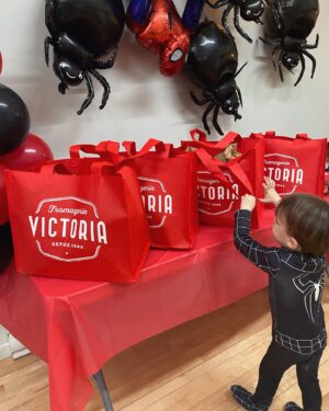 Vincent Julien Instagram - Notre bébé a déjà 3 ans 😭
Il voulait une fête de spider-man noir
C’est précis comme thème.