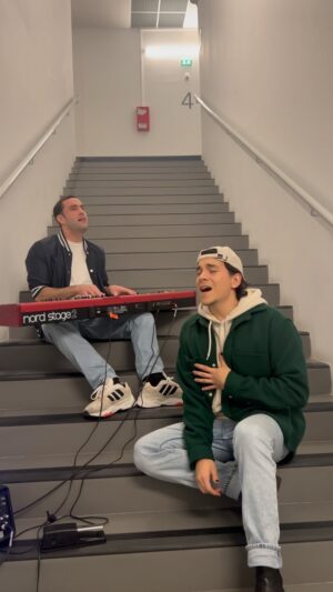 Vincent Julien Instagram - Un jeudi dans la cage d’escalier avec @william_cloutier 

You Say COVER
@lauren_daigle 

Pleins de talents sur @starmania 🤩

#cover #yousay #laurendaigle #singers #piano #duet