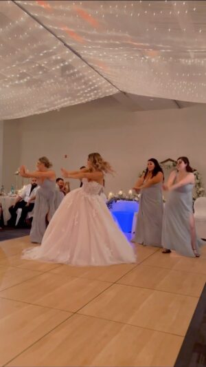 Vincent Julien Instagram - Qui remportent?👰‍♀️🤵‍♂️

#dancebattle #dansemariage #demoiselledhonneur #garconsdhonneur #spicegirls #backstreetboys #mariage