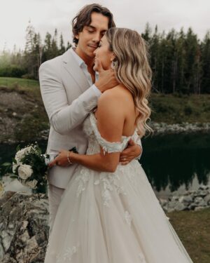 Vincent Julien Instagram - Mr. & Mrs. Cloutier l 09.09.2023

📸: @dominicsauvageauphotographe 

Remerciements particulier à @hoteldudomaine pour leur accueil chaleureux. 

Un merci spécial aussi à : 
Organisatrice de mariage: @vickyfortin @c.r.e.a.t.i.o.n.v 
Styliste :  @boutique_ernest 
Ciel étoilé : @dekorrt
vidéoclip : @_laclic_ 
Fleuriste : @fleuristetesfleurs 
Coiffure : @pause._.coiffee 
Make up : @misslala_makeup 
💍 : @diamondsfactoryworld 
🎹🎻 : @boaexperience 
super gardienne : @lolomaheu_ 
DJ et animation: @gabjasmin @jhcimon 
Mon pote 💿: @its_benjamiin