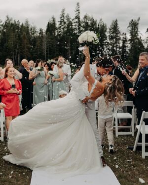 Vincent Julien Instagram - Mr. & Mrs. Cloutier l 09.09.2023

📸: @dominicsauvageauphotographe 

Remerciements particulier à @hoteldudomaine pour leur accueil chaleureux. 

Un merci spécial aussi à : 
Organisatrice de mariage: @vickyfortin @c.r.e.a.t.i.o.n.v 
Styliste :  @boutique_ernest 
Ciel étoilé : @dekorrt
vidéoclip : @_laclic_ 
Fleuriste : @fleuristetesfleurs 
Coiffure : @pause._.coiffee 
Make up : @misslala_makeup 
💍 : @diamondsfactoryworld 
🎹🎻 : @boaexperience 
super gardienne : @lolomaheu_ 
DJ et animation: @gabjasmin @jhcimon 
Mon pote 💿: @its_benjamiin