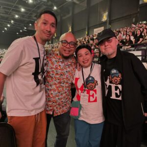Vincent Kok Instagram - 打從第一天知道有軟硬
就喜歡了軟硬
另一位是周星馳
也是從第一天就喜歡了
其他喜歡的
都通過了一個認識的過程
不是第一天就喜歡

那時在加拿大讀書
靠朋友在香港每周錄下軟硬的《老人院》 
及周星馳的《黑白殭屍》
我便靠著這些錄音帶、錄影帶
遙遠地吸收著香港的養份
看著、聽著這些錄影帶、錄音帶
總覺得我們性相近
應該談得來
應該可以做好朋友
後來
我們真的認識了
也真的成為了好朋友
感謝緣份

在電影《整蠱王》中邂逅軟硬
後來阿Jan問我有冇興趣做電台
於是便加入了一個本來冇名
做了幾個禮拜才有名的節目
叫做《軟硬半晝》
我當時開咪的朵叫Vin Vin哥
節目並不長壽
但那可是軟硬合體在電台開咪的最後一個節目
我也從那時開始On And Off地做商台

今晚
看《軟硬廣播道 3 號 Fans 殺人事件》
看到的是我逝去的青春啊
每一點一滴都有回憶
成長中一直有苦有甜、有軟有硬
人生真好玩
臭罌出臭草
物以類聚
生命中有這幾位好朋友
感謝緣份

#商業電台
#叱咤903
#軟硬天師
#軟硬廣播道3號fans殺人事件