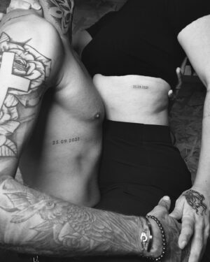 Vincent Shogun Instagram - 25•09•2021 @cleahnf On vous donne rendez-vous le 25 octobre pour vous annoncer une importante nouvelle 🖤 @thetailorshopbe @lilou_graph #tatouage #couplegoals #tatouagecommun #amour