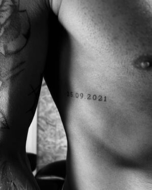 Vincent Shogun Instagram - 25•09•2021 @cleahnf On vous donne rendez-vous le 25 octobre pour vous annoncer une importante nouvelle 🖤 @thetailorshopbe @lilou_graph #tatouage #couplegoals #tatouagecommun #amour