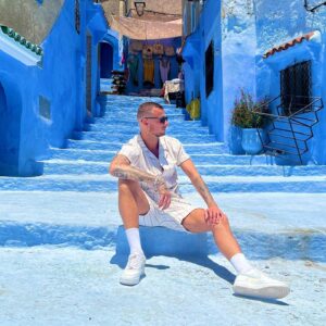 Vincent Shogun Instagram - Ne dit-on pas que le bleue est la couleur préférée des français ? Je vous embrasse du Maroc et je vous souhaite une bonne lecture de mon livre. (Lien disponible dans ma bio) 💙 Ma tenue est disponible chez @aquilareims @leshowroomby_ spécial homme & bijoux.