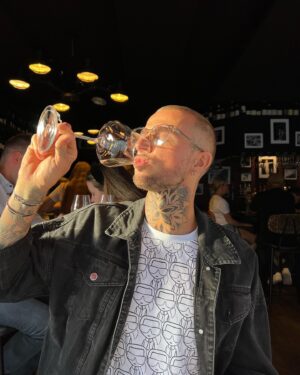 Vincent Shogun Instagram - MISE AU POINT👨🏼‍💻 

Ma femme me dit toujours que le bon vin se bonifie avec l’âge et que pour nous c’est pareil. Il m’a fallu que quelques secondes pour me rendre compte du chemin parcouru et regarder là où j’en suis aujourd’hui.❣️Là où je n’aurais jamais pensé être il y a 2 années, entouré de personnes merveilleuses, d’une femme qui dépasse mes espérances et d’un futur toit où y sera mise à l’abris ma future famille. 👨‍👩‍👦 Quoi que vous en pensez et jugiez, de tout mon passé de tout ce que j’ai dévoilé de tout ce que ma femme a pu dire au monde entier, nous n’avons pas peur de dire haut et fort la vérité. Plus aucune personne ne m’obligera a accepter quoi que ce soit que je n’ai jamais désiré. Personne n’essaiera de me duper à nouveau. Aujourd’hui je remercie la vie de m’en être sortit et de profiter de chaque instant, d’être libre et bien avec moi même. Aujourd’hui c’est aussi surtout grâce à toi ma femme, maman et toi papa de la haut 🕊️ Je ne me suis jamais senti aussi bien aussi heureux. MERCI à votre santé #peace #love #instadaily #soutien