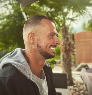 Vincent Shogun Instagram - Sourire white de bonheur, 🤍 Merci pour tout vos commentaires, vos messages privés, votre soutien, vous. #instagram #amour #livre #sun #croireensoi