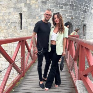 Vincent Shogun Instagram - Nous vous annonçons que oui,

Oui j’ai envie de construire une famille, que oui je désire devenir papa et elle maman, nous nous efforçons d’attendre par maturité, mais avant nous avons pris la décision de réaliser un Tour d’Europe en van. Je ne peux pas vous en dire plus pour le moment mais je vous laisse découvrir notre petit logo qui nous suivra partout dans cette folle aventure. 

Nous avons fait le choix de voyager, d’explorer et surtout d’aimer les choses simples de la vie, je n’ai jamais été attiré par ces paillettes que peuvent vous montrer d’autres influenceurs et je respecte leurs vies, j’ai toujours été franc avec vous et je préfères de loin vous emmener avec moi découvrir le monde qui nous entoure. 

À cette occasion, je vous annonce également l’ouverture de notre chaîne YouTube au 1 janvier 2024. Nous aborderons des moments de rires, des défis inattendus mais aussi plus tard un embarquement immédiat avec nous en Europe. J’ai tellement hâte et j’espère que ce projet vous plaira. C’est donc sans surprise que non, nous n’avons pas eu la maison que nous voulions mais nous avons eu un déclic face a cette décision et nous croyons fortement au destin. 

Les choses n’arrivent jamais par hasard. 

🤍