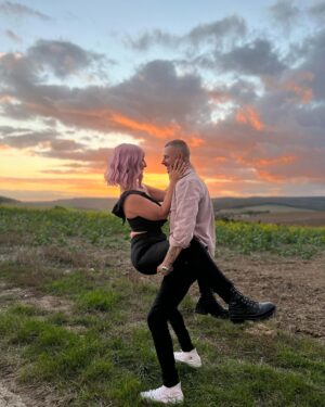 Vincent Shogun Instagram - « Il faut soutenir les femmes partout dans le monde, là où elles se battent pour défendre leurs droits. » Les mots de ma femme aujourd’hui pour soutenir les femmes. #womensupportingwomen #femme #octobrerose #courage