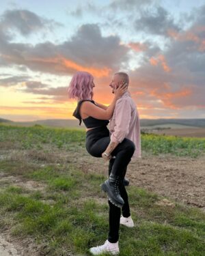 Vincent Shogun Instagram - « Il faut soutenir les femmes partout dans le monde, là où elles se battent pour défendre leurs droits. » Les mots de ma femme aujourd’hui pour soutenir les femmes. #womensupportingwomen #femme #octobrerose #courage