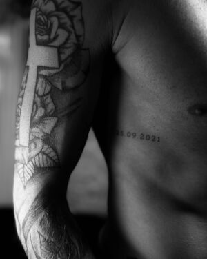 Vincent Shogun Instagram - 25•09•2021 @cleahnf On vous donne rendez-vous le 25 octobre pour vous annoncer une importante nouvelle 🖤 @thetailorshopbe @lilou_graph #tatouage #couplegoals #tatouagecommun #amour