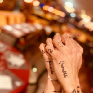 Vincent Shogun Instagram - ♾ Encré à jamais, à l’infini notre histoire est I.N.C.R.O.Y.A.B.L.E (retour sur notre première photo.😜) et toi qui est ta moitié ? @cleahnf 🤍 Merci au meilleur tatoueur @l_abbe