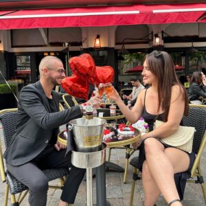 Vincent Shogun Instagram - Vivons nos jours heureux, une étape de plus. 🖤 @cleahnf #pacse #couple #amor @champagne_madame_v 🍾. @brasserielegaulois