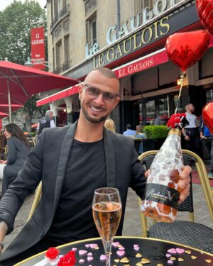 Vincent Shogun Instagram - J’ai vécu des heures sombres, des années d’emprises face à un univers sordide, aujourd’hui je suis heureux. La vie est un miracle 🙏🏼 #instagram #vivresimplement Merci à la @brasserielegaulois merci @champagne_madame_v 🍾