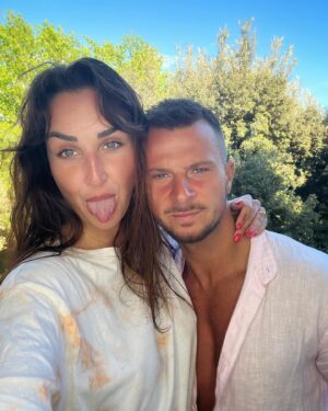 Vincent Shogun Instagram - Un mot pour nous définir ? @vincentshogun.off & @cleahnf 🤍 #loveyou #couplegoals #reality #merci