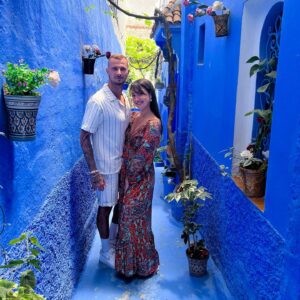 Vincent Shogun Instagram - Après Chefchaouen, la ville bleue, rendez-vous très bientôt à @marrakech, la ville rouge 🔥 Continuez à suivre notre voyage sur nos réseaux sociaux et sur l’Insta de ma @cleahnf 💙