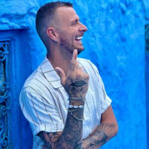 Vincent Shogun Instagram - Après Chefchaouen, la ville bleue, rendez-vous très bientôt à @marrakech, la ville rouge 🔥 Continuez à suivre notre voyage sur nos réseaux sociaux et sur l’Insta de ma @cleahnf 💙