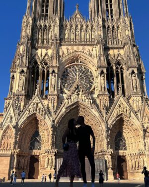 Vincent Shogun Instagram - C’est avec joie que je vous annonce mon emménagement définitif sur Reims avec Doudou 💙 Nous avons trouvé notre cocoon, encore un peu de patience pour découvrir notre chez nous d’ici fin Octobre début Novembre tout sera prêt. #reims #city #bonheur #remois #shogun