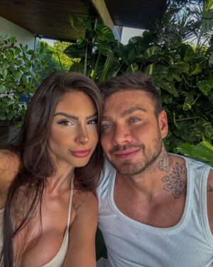 Vini Büttel Instagram - Dump com essa pessoa incrível, que tenho a honra de chamar de minha namorada. Surrealmente linda por fora e mais ainda por dentro. Muito feliz de termos nos encontrado nessa estrada chamada Vida.♥️