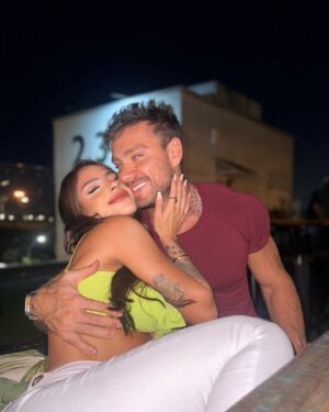 Vini Büttel Instagram - Dump com essa pessoa incrível, que tenho a honra de chamar de minha namorada. Surrealmente linda por fora e mais ainda por dentro. Muito feliz de termos nos encontrado nessa estrada chamada Vida.♥️