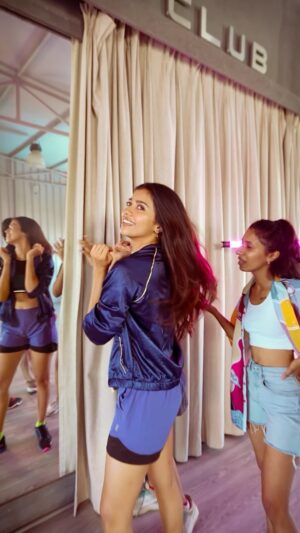 Vinsu Rachel Sam Instagram - Busy hooking thalakeezhai steps while @jerardfelix casually ignores us 💁‍♀️
.
Choreo by @tdc.thedancersclub @shakthivel.19 
Styling by @prajanyaanand 
.
[dance, hook step, music, song, music video, choreography]