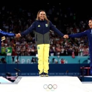 Viola Davis Instagram - Eu celebro você, Brasil!!! REBECA!!!!! Você é uma luz!!!! This is the most beautiful photos of sportsmanship, respect, and love! 🥇🇧🇷🇺🇲✊🏿❤️