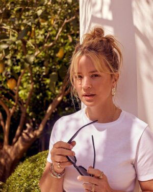 Virginie Efira Instagram - @marieclairefr 💙☀️ @lancomeofficial 
📸 @guylowndes