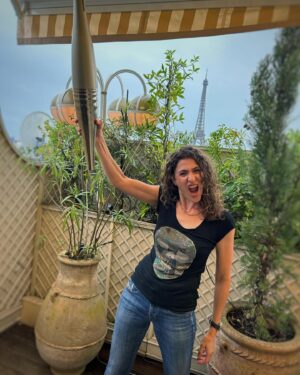 Vishka Asayesh Instagram - مشعل المپیک رو ندین دست بچه 😉🤩
Thank you @meta for the invitation 😎
#olympics #meta #instagram #threads #metarayban #athlete #paris #olympicflame #womenempowerment #raybanmeta