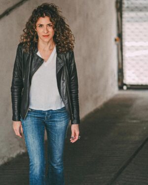 Vishka Asayesh Instagram - کدوم بهتره ظریف و‌زنانه یا خشن و بی باک‌؟ مثلا😉

Elegant/feminine or Street style/tough?
📸From the acting photo shoot by @lena.faye 
#feminine 
 #streetstyle #elegance #actress #photoshoot #freedom
