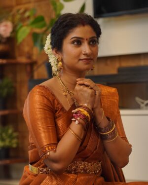 Vishnu Priya Instagram - వరలక్ష్మీ వ్రతం 🙏🏻💐 
.
.
Visit @vastrabysreeja page for my saree details 🧡 
& jewellery from @rsbrothersindia 🧡🤎 
.
Makeover by @praneetha_beautymakeover 🤎 
.
📸 : @_raghu_.25._ 🧡 
.
.
.
Watch full video on my #sidshnu YouTube channel 🤎 
.
#saree #sareelove #traditional #trending #attire #blessed #varalakhmivratam #happyus #photography #photoshoot #photo #photographer #photoshop #thankyouthankyouthankyou #spreadpositivity #spreadlove #spreadkindness #spreadjoy #loveyouall