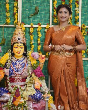 Vishnu Priya Instagram - వరలక్ష్మీ వ్రతం 🙏🏻💐 
.
.
Visit @vastrabysreeja page for my saree details 🧡 
& jewellery from @rsbrothersindia 🧡🤎 
.
Makeover by @praneetha_beautymakeover 🤎 
.
📸 : @_raghu_.25._ 🧡 
.
.
.
Watch full video on my #sidshnu YouTube channel 🤎 
.
#saree #sareelove #traditional #trending #attire #blessed #varalakhmivratam #happyus #photography #photoshoot #photo #photographer #photoshop #thankyouthankyouthankyou #spreadpositivity #spreadlove #spreadkindness #spreadjoy #loveyouall