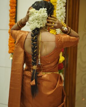 Vishnu Priya Instagram - వరలక్ష్మీ వ్రతం 🙏🏻💐 
.
.
Visit @vastrabysreeja page for my saree details 🧡 
& jewellery from @rsbrothersindia 🧡🤎 
.
Makeover by @praneetha_beautymakeover 🤎 
.
📸 : @_raghu_.25._ 🧡 
.
.
.
Watch full video on my #sidshnu YouTube channel 🤎 
.
#saree #sareelove #traditional #trending #attire #blessed #varalakhmivratam #happyus #photography #photoshoot #photo #photographer #photoshop #thankyouthankyouthankyou #spreadpositivity #spreadlove #spreadkindness #spreadjoy #loveyouall