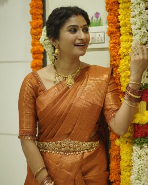Vishnu Priya Instagram - వరలక్ష్మీ వ్రతం 🙏🏻💐 
.
.
Visit @vastrabysreeja page for my saree details 🧡 
& jewellery from @rsbrothersindia 🧡🤎 
.
Makeover by @praneetha_beautymakeover 🤎 
.
📸 : @_raghu_.25._ 🧡 
.
.
.
Watch full video on my #sidshnu YouTube channel 🤎 
.
#saree #sareelove #traditional #trending #attire #blessed #varalakhmivratam #happyus #photography #photoshoot #photo #photographer #photoshop #thankyouthankyouthankyou #spreadpositivity #spreadlove #spreadkindness #spreadjoy #loveyouall