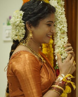 Vishnu Priya Instagram - వరలక్ష్మీ వ్రతం 🙏🏻💐 
.
.
Visit @vastrabysreeja page for my saree details 🧡 
& jewellery from @rsbrothersindia 🧡🤎 
.
Makeover by @praneetha_beautymakeover 🤎 
.
📸 : @_raghu_.25._ 🧡 
.
.
.
Watch full video on my #sidshnu YouTube channel 🤎 
.
#saree #sareelove #traditional #trending #attire #blessed #varalakhmivratam #happyus #photography #photoshoot #photo #photographer #photoshop #thankyouthankyouthankyou #spreadpositivity #spreadlove #spreadkindness #spreadjoy #loveyouall