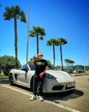Vitaliy Gostyukhin Instagram - Я в Сочи , катаюсь на тачке которую любезно предоставила компания @one_sochi_trip .
Всем хорошего настроения 😘