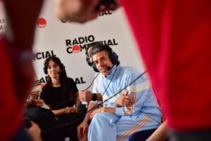Vítor Fonseca Instagram - A festa hoje é no @meomaresvivas 🤘🔥
Já tivemos na @radiocomercial com o @diogobeja @joanaazevedo @manenasp 
Guardem energia… que vamos fechar este primeiro dia! 
🔥 @meomaresvivas @radiocomercial @tvi

📷 @marta.takes.photos
