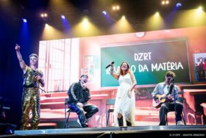 Vítor Fonseca Instagram - Tivemos o palco cheio no @meomaresvivas 
@syromusic @miguellmagalhaes @andapacheco @porbatuka  @arcadedancecenter 🔥🔥 
obrigado a todos por virem fazer parte da nossa história 

📷 @marta.takes.photos