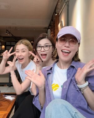 Vivi Lee Instagram - 一種隨性chill的組合😌

#愉快的午茶時光 #我迷上了興波咖啡的南島煙燻冰咖啡喝了兩杯