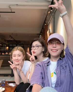 Vivi Lee Instagram - 一種隨性chill的組合😌

#愉快的午茶時光 #我迷上了興波咖啡的南島煙燻冰咖啡喝了兩杯