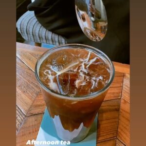Vivi Lee Instagram - 一種隨性chill的組合😌

#愉快的午茶時光 #我迷上了興波咖啡的南島煙燻冰咖啡喝了兩杯