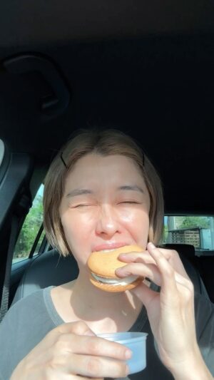 Vivi Lee Instagram - 很幸運的停到車位
看完復健後為了安撫被打針打在脖子的心情
在旁邊的全聯買了冰
阿姆啊姆
好了心情好了😆

#也許有很多事可以讓心情低落但也有很多方法可以讓自己開心的
#vevealonedaily #vevehappydaily #森永夾心脆巧冰淇淋 #好像只有全聯有賣 #李肥肥到處吃