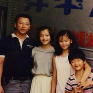 Vivian Hsu Instagram - 爸～～

回想起來 這竟然是人生的第一次！
只有我們三姊弟一起飛行
（通常不是有其他家人 不然就有工作團隊）

雖然這輩子都快過一半了
卻有種回到小時候的感覺

雖然我們也常上演著「孤味」
家家有本難念的經 吵吵鬧鬧
但我們疼愛著彼此 吵了會和好

爸爸～不要擔心噢
您已經不在6年了 希望您在那裡都很好

父親節快樂 
也祝所有的父親 平安健康快樂

@ms.amberhsu 
@joehsu6819 

—————————————————

日本語バージョンはビビアン・スー公式X（旧Twitter）【VivianHsu Official】をご覧ください。
公式LINEアカウント【@vivianhsu】もよろしくお願いします。