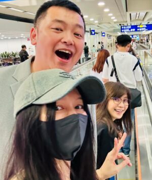 Vivian Hsu Instagram - 爸～～

回想起來 這竟然是人生的第一次！
只有我們三姊弟一起飛行
（通常不是有其他家人 不然就有工作團隊）

雖然這輩子都快過一半了
卻有種回到小時候的感覺

雖然我們也常上演著「孤味」
家家有本難念的經 吵吵鬧鬧
但我們疼愛著彼此 吵了會和好

爸爸～不要擔心噢
您已經不在6年了 希望您在那裡都很好

父親節快樂 
也祝所有的父親 平安健康快樂

@ms.amberhsu 
@joehsu6819 

—————————————————

日本語バージョンはビビアン・スー公式X（旧Twitter）【VivianHsu Official】をご覧ください。
公式LINEアカウント【@vivianhsu】もよろしくお願いします。