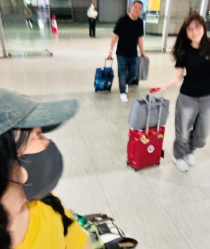 Vivian Hsu Instagram - 爸～～

回想起來 這竟然是人生的第一次！
只有我們三姊弟一起飛行
（通常不是有其他家人 不然就有工作團隊）

雖然這輩子都快過一半了
卻有種回到小時候的感覺

雖然我們也常上演著「孤味」
家家有本難念的經 吵吵鬧鬧
但我們疼愛著彼此 吵了會和好

爸爸～不要擔心噢
您已經不在6年了 希望您在那裡都很好

父親節快樂 
也祝所有的父親 平安健康快樂

@ms.amberhsu 
@joehsu6819 

—————————————————

日本語バージョンはビビアン・スー公式X（旧Twitter）【VivianHsu Official】をご覧ください。
公式LINEアカウント【@vivianhsu】もよろしくお願いします。