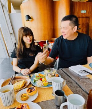 Vivian Hsu Instagram - 爸～～

回想起來 這竟然是人生的第一次！
只有我們三姊弟一起飛行
（通常不是有其他家人 不然就有工作團隊）

雖然這輩子都快過一半了
卻有種回到小時候的感覺

雖然我們也常上演著「孤味」
家家有本難念的經 吵吵鬧鬧
但我們疼愛著彼此 吵了會和好

爸爸～不要擔心噢
您已經不在6年了 希望您在那裡都很好

父親節快樂 
也祝所有的父親 平安健康快樂

@ms.amberhsu 
@joehsu6819 

—————————————————

日本語バージョンはビビアン・スー公式X（旧Twitter）【VivianHsu Official】をご覧ください。
公式LINEアカウント【@vivianhsu】もよろしくお願いします。