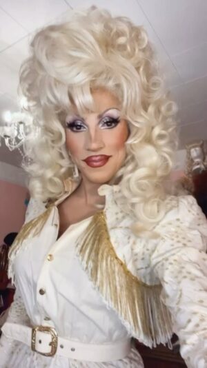 Vivian Vanderpuss Instagram - A massive thank you to everyone who came out to our Campy Hour Pop Up for @intrepidtheatre ‘s #OUTstages ! Alongside @eddi.licious and Woofie (@seanburgundy ) we brought our best diva impersonations to the stage. With you help we raised $360 for the Victoria Native Friendship Centre @vnfccommunications ! 
✨✨✨
I feel like this is my best @dollyparton impersonation yet! This is actually my CDR entrance look hair, reworked! 
.
.
#dollyparton #bettemidler #reba