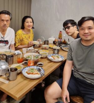 Vivid Bavornkiratikajorn Instagram - ชิลๆเข้าพรรษา 😋✌️
#family #happy #lunch
@leng_darvid @plengiiii