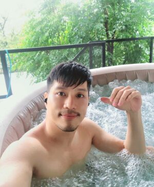 Vivid Bavornkiratikajorn Instagram - ฟ้าฝนไม่เป็นใจ อดสอนเทนนิส เลยมาแช่น้ำซักนิด แล้วคิดถึงเธอ 💦💦🤤🤩🤪❤️ 
#chill #relax #home #happy #pool